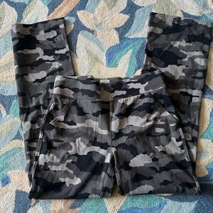 Duluth Trading Co. Womens Sx29 Gray Camouflage Stretch Leggings Pockets Mid Rise